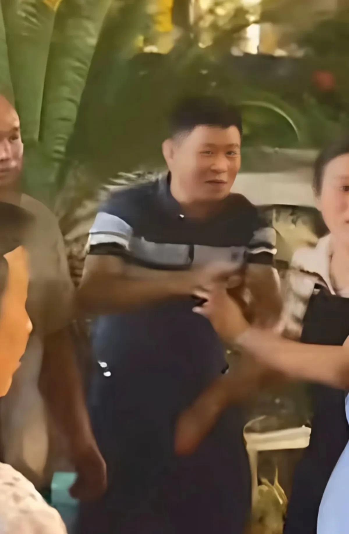 请大家记住这张脸，这张脸应该是2025年度最不要脸的脸之一，一家成年人为了几块钱