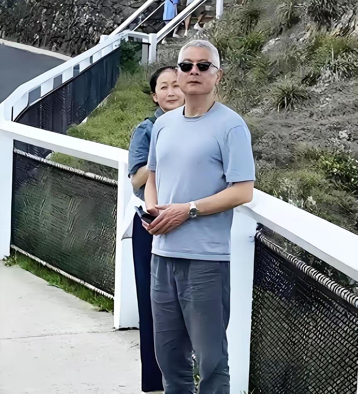 一张澳洲海边的偷拍照，直接把无数中年人的体面给撕开了。照片里没搂腰没牵手，59岁