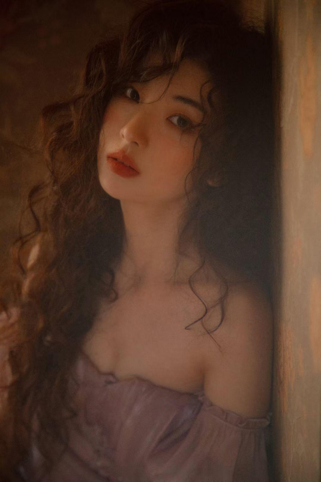 少女摄影|NO.0260期暮色浸染，卷发微扬光影在墙面投下斑驳的痕迹正如岁