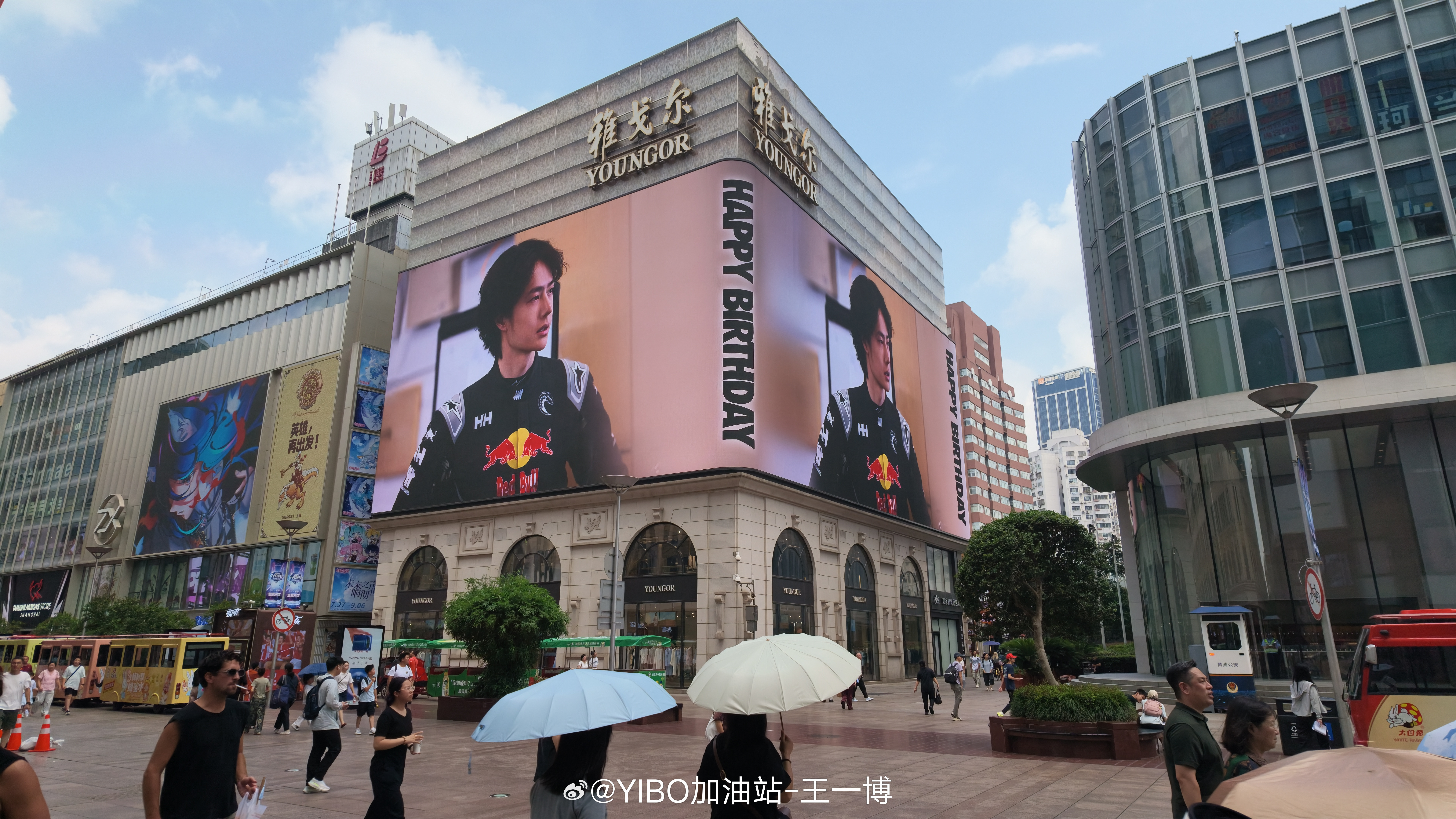 王一博生日主题应援大屏排面+1！HH上海总部寸土寸金的南京东路步行街大屏！不仅有