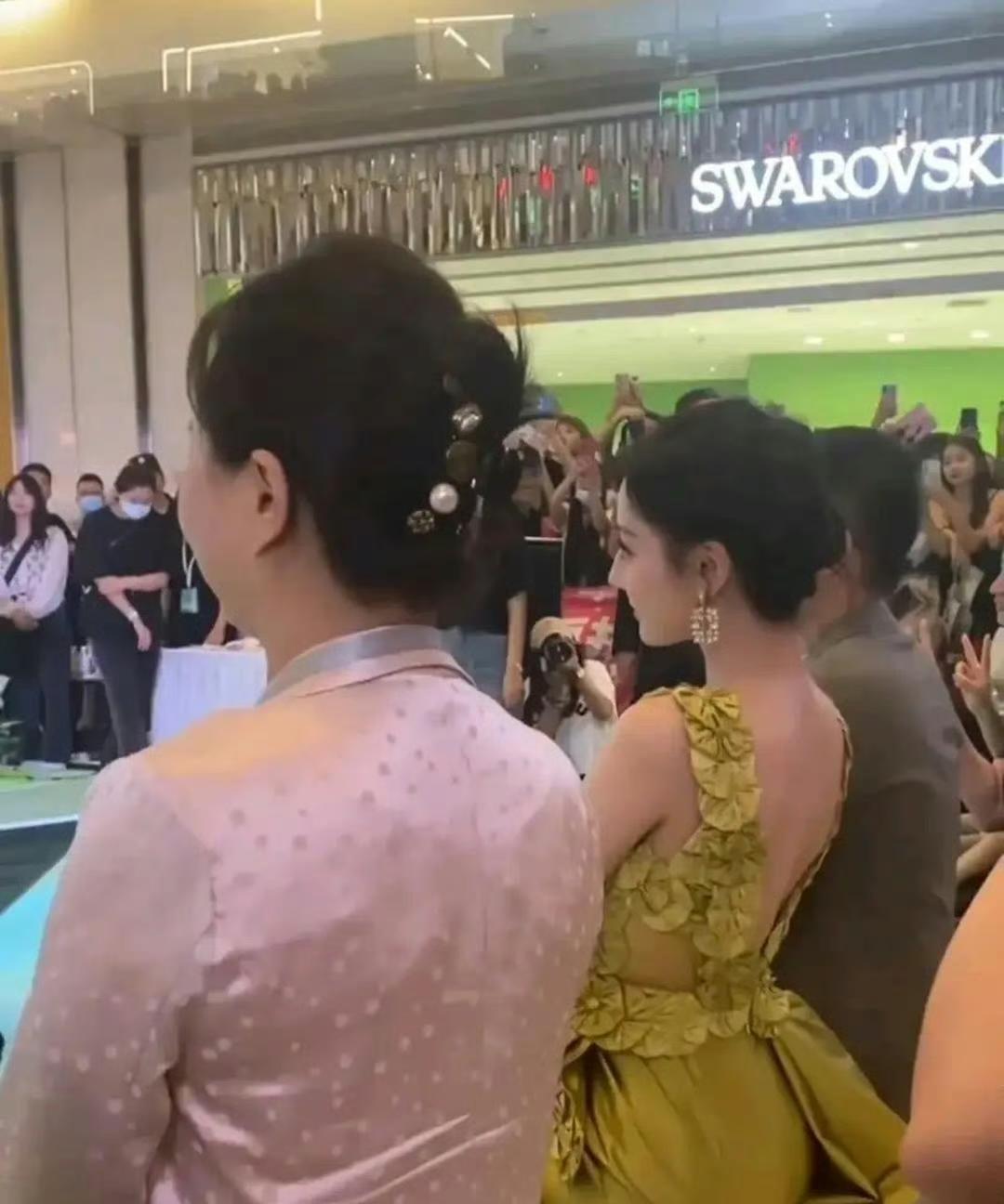 迪丽热巴身材真好！不过这样端着坐累不累？