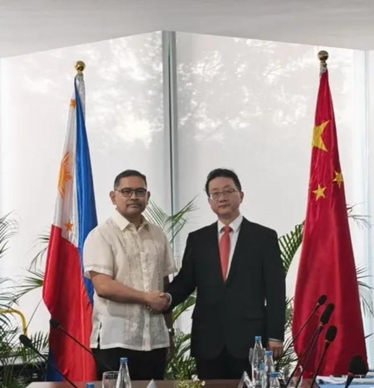 马尼拉会谈结束，菲律宾不玩强硬了，主动跟中方许下管控分歧、避免海上摩擦的承诺。这