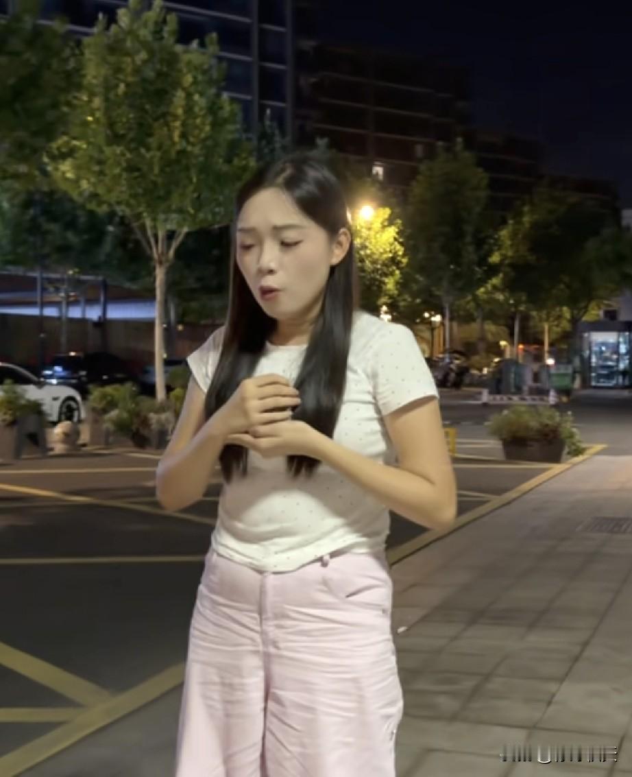 今天打开直播间刷到许健华和大妹在带货，当看到直播间人数的时候，还以为自己看错了。