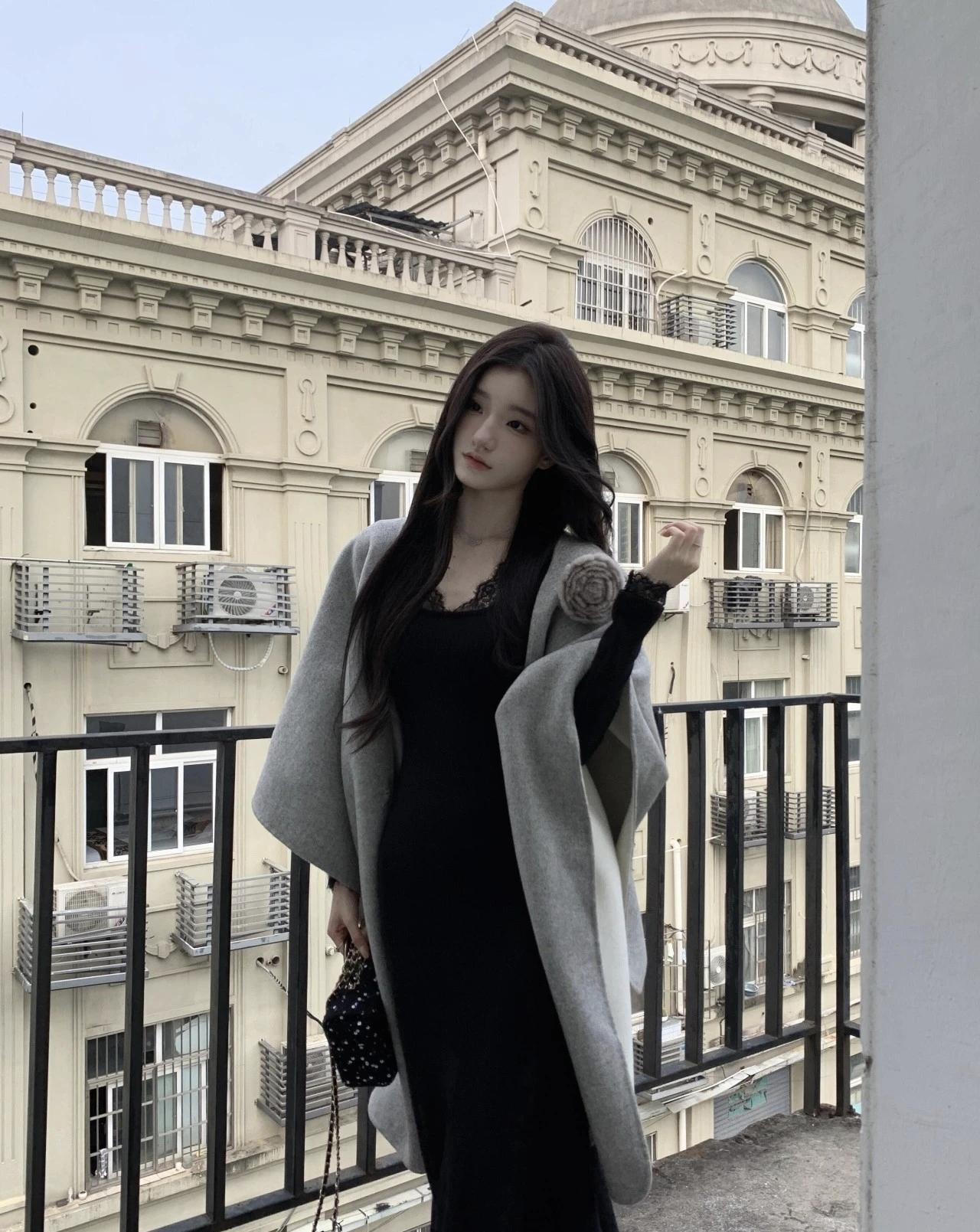 欧式建筑旁的慵懒时刻，风里藏着初冬的温柔