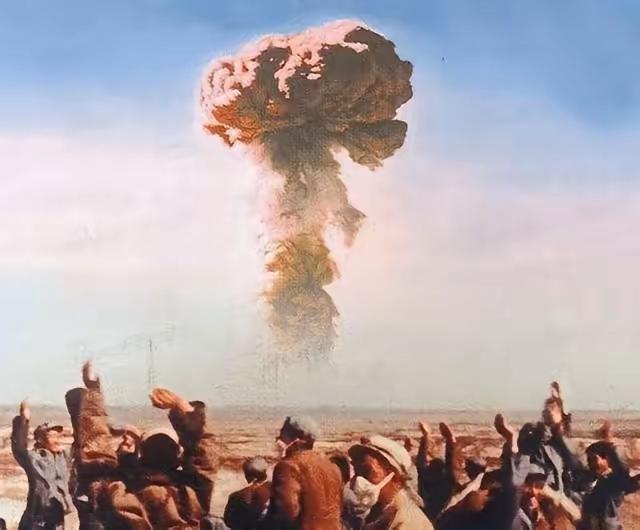 1967年，我国氢弹试爆成功。法国总统戴高乐勃然大怒，痛斥专家。美苏则怀疑有人泄