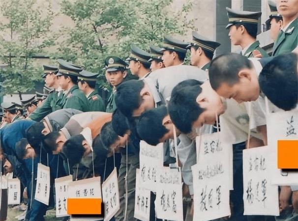 1983年的这张照片，记录的是唐山菜刀队被枪毙的场景。当时，镜头里50名被判死刑