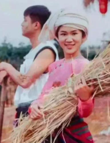 知青杨俊在云南傣族村寨被马蜂蛰伤眼睛，傣族大嫂挤出奶水帮他处理伤口，没想到大嫂因