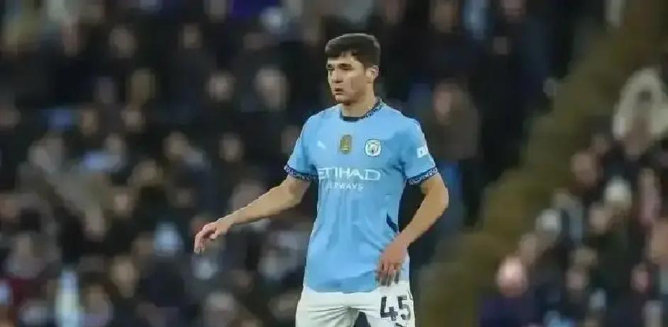 英超四连冠，秘诀不是买巨星，而是**不买**巨星。别人砸7000万镑抢30