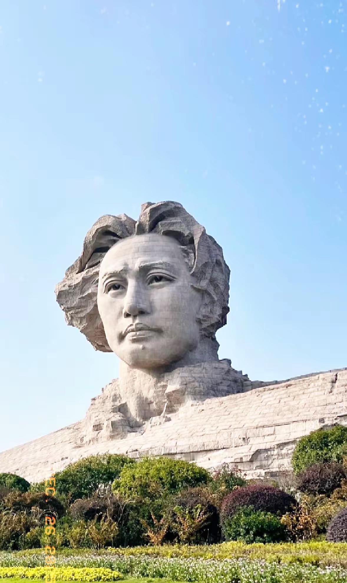 12月26号凌晨这阵仗，看得人心里直发烫韶山凌晨这一幕太戳心！人山人海全是自