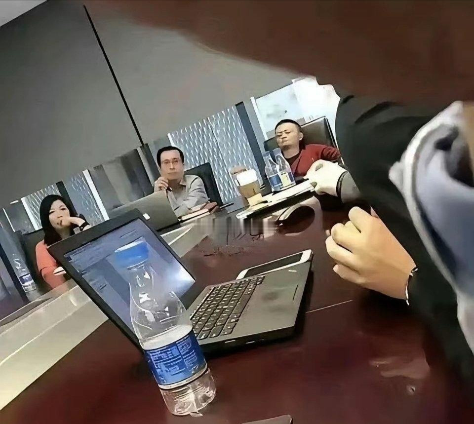 早期的马云，开会时的状态好真实。