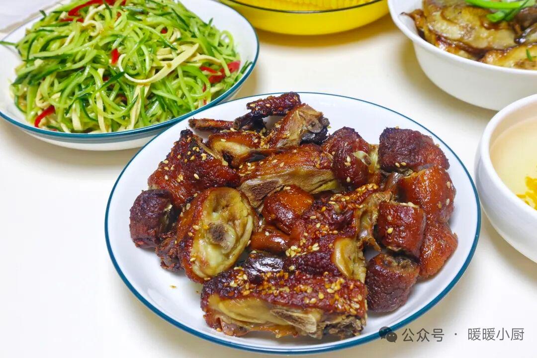 红烛映佳肴，香气满人间。真是色香味俱全啊！