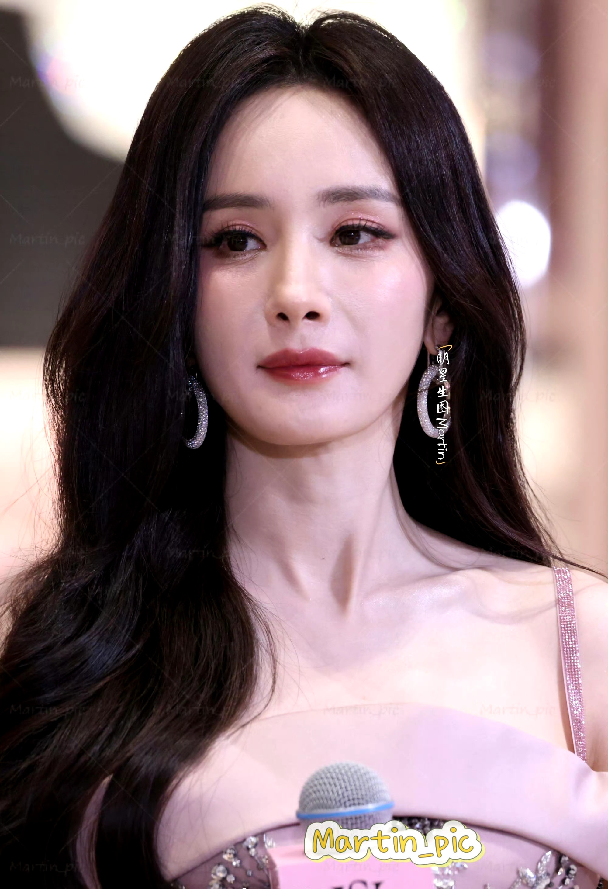 美到超出预期！杨幂维密线下活动亮相，状态直接美到出圈