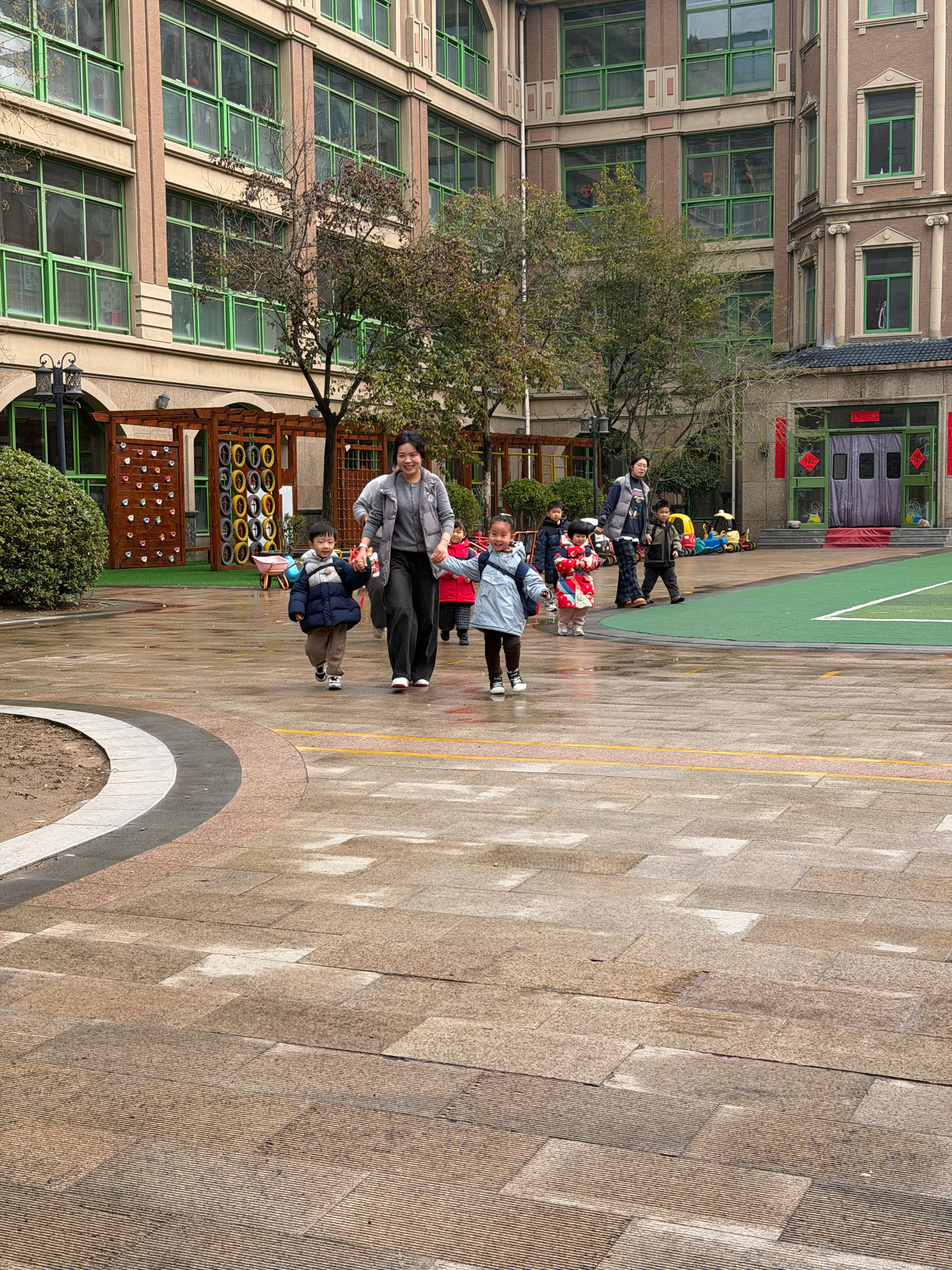 今天是我宝贝第一天上幼儿园，还是选择阶梯式入园，中午吃完饭接回家，可能是4岁了也