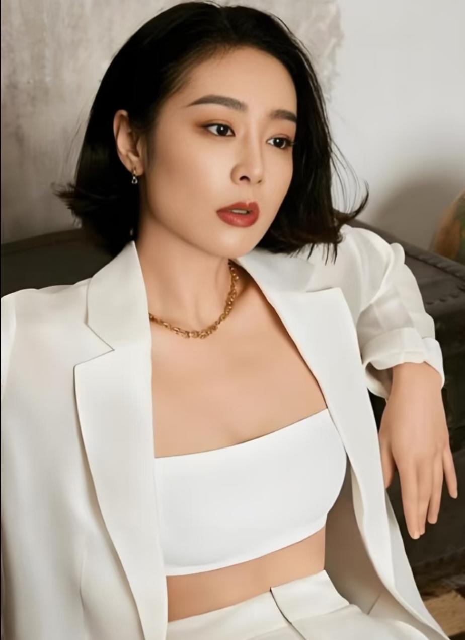 大嫂高叶这个超绝腰臀比如杀疯了！要是趴着看最明显，想想也神往！饱满圆润的高叶