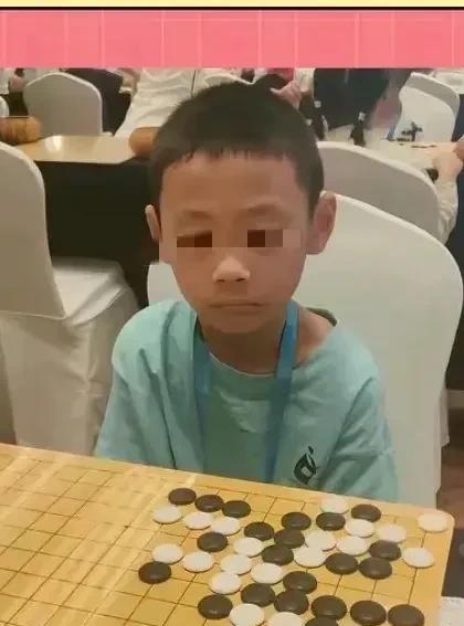 摊上这样的爸爸，真是不幸。当孩子从高楼一跃而下，朱宏鑫的父亲被挖出更多细节：结