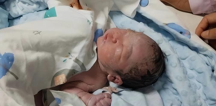 楼下幼儿园开学那天，一位带孙子的老人在花坛边嘀咕：怎么小班一进去，清一色小平头，