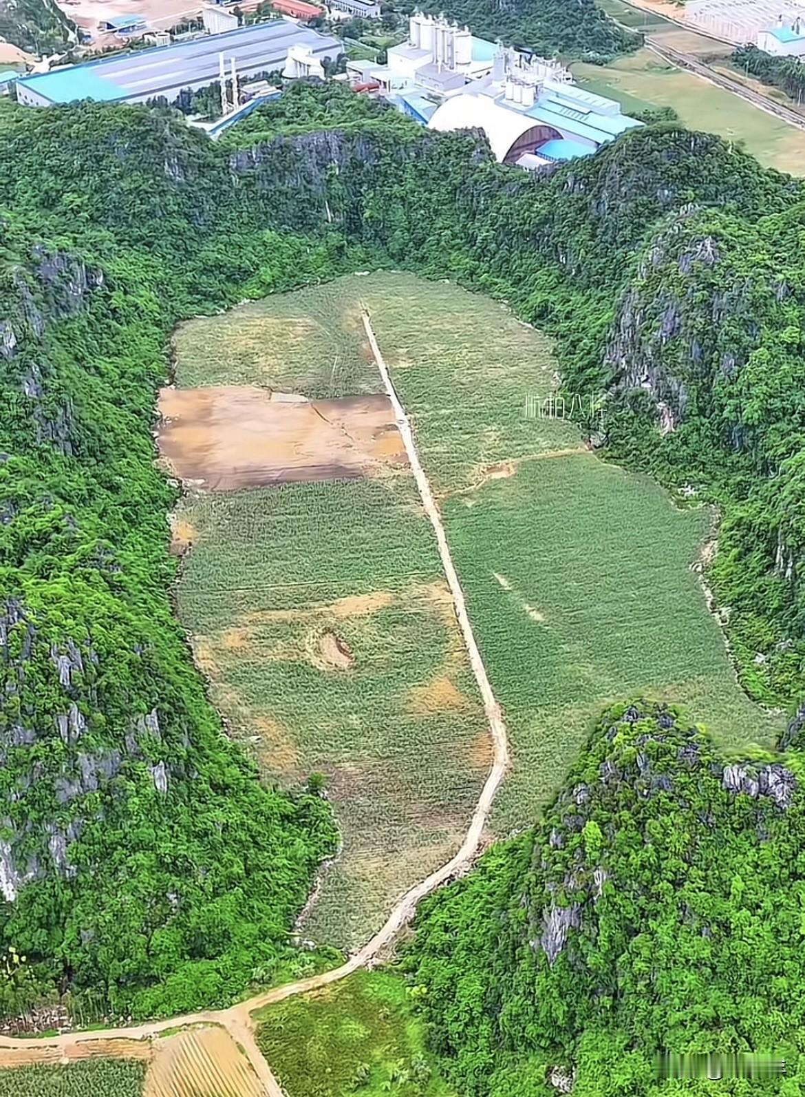 在这块地建个足球场真是太适合了！风景好！空气好，氧气充沛！