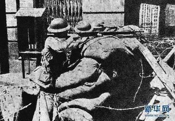 1937年淞沪会战中，一名中国士兵手握步枪藏在尸体里，一动不动装死四个小时后，他