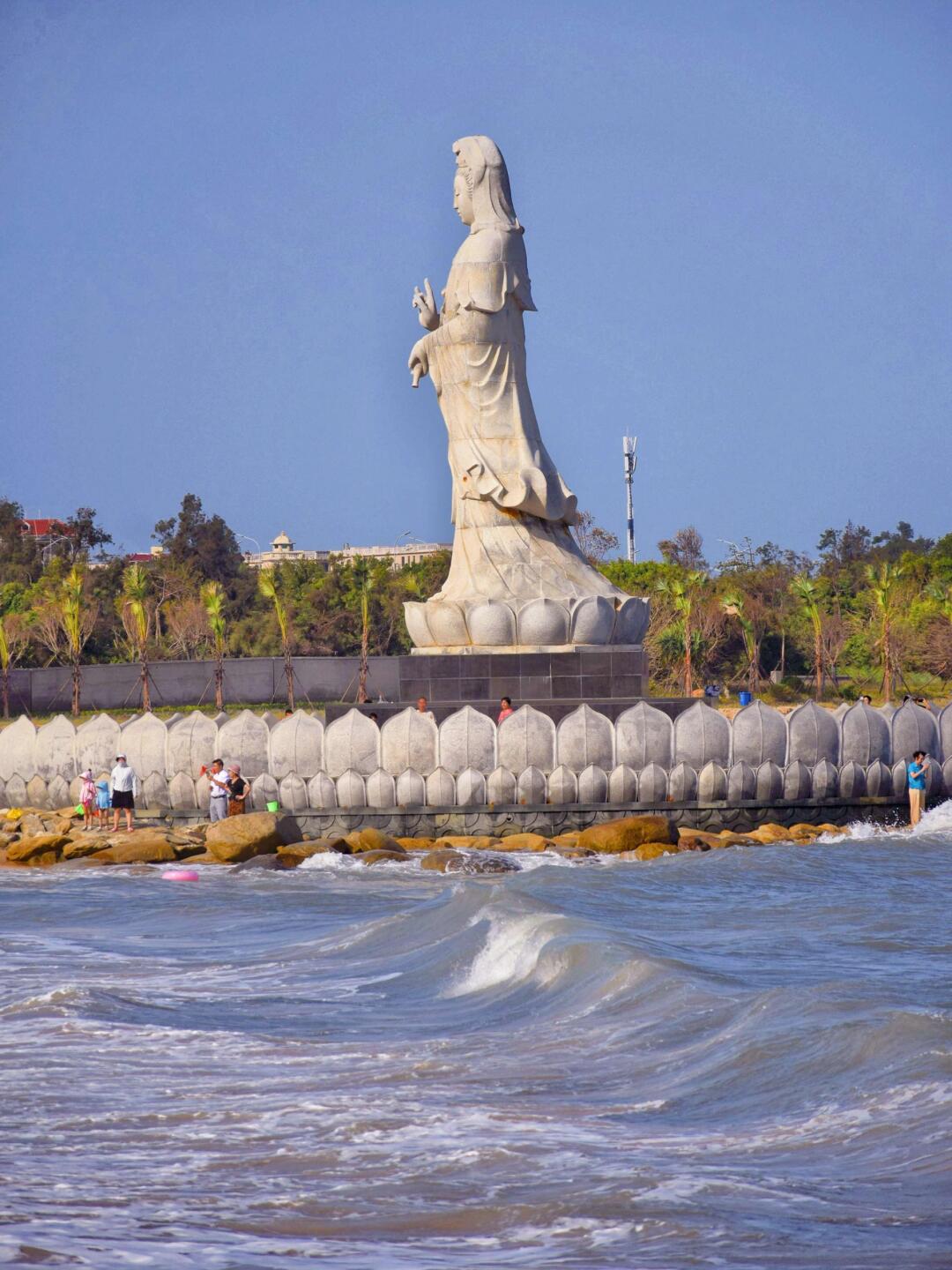 泉州被《国家地理》评为中国最美的海岸线之一，有为数不少景色秀丽的海岛和海滩