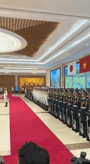 感觉越南在全盘照搬我们，从胡志明开始就是这样，包括国旗、党旗都照抄去了，但是不知