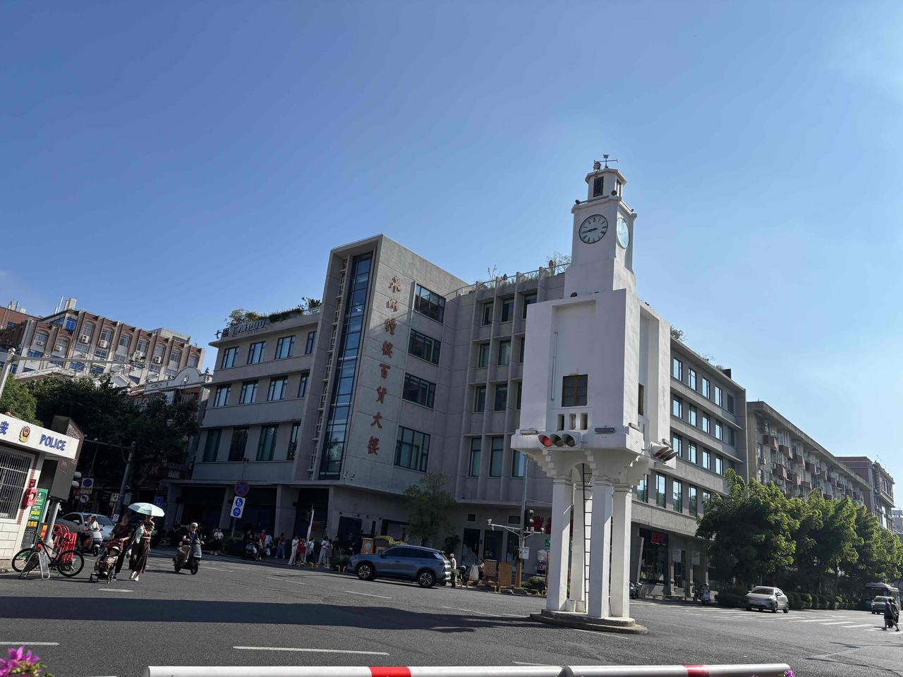 最无聊的顶级足球联赛莫过于德甲，除了拜仁，其他球队奋战一个赛季，只为争第二名。至