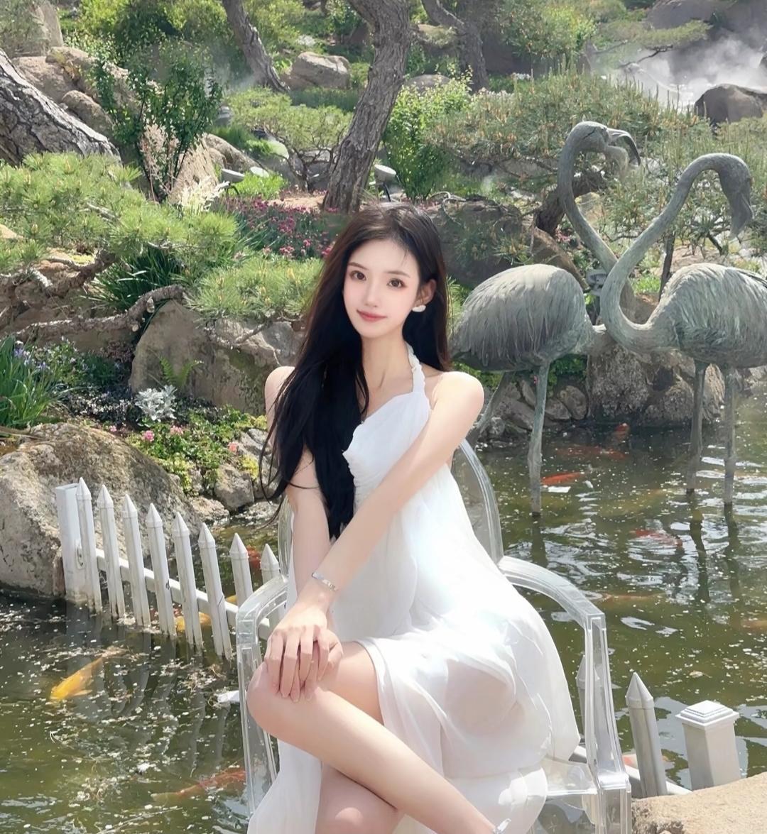 夏日仙境，白裙少女与锦鲤共舞