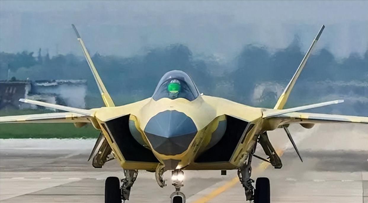 歼一20A隐身五代机在歼一20隐身五代机基本上又先进了一步，迅速试飞，迅速列装部