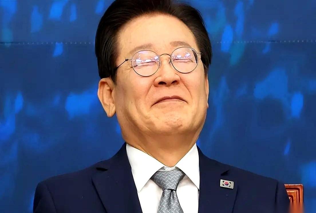 李在明这手，真叫一个漂亮。人还没落地北京呢，两句“定心丸”先隔空投送过来了。