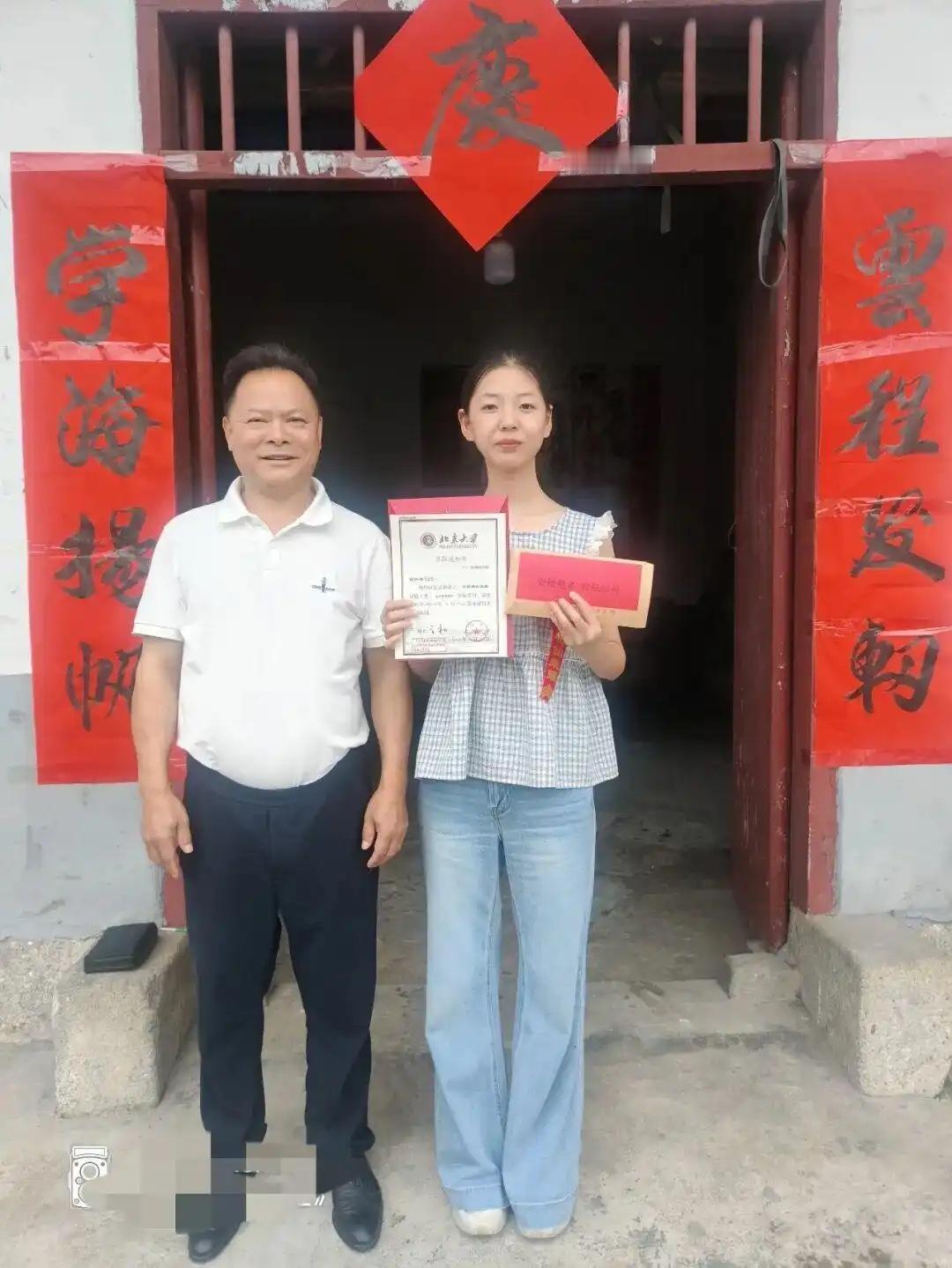 湖南岳阳女孩何丹丹考入北京大学，村里为她举办升学宴。席间，她脱稿发言3分钟，"金