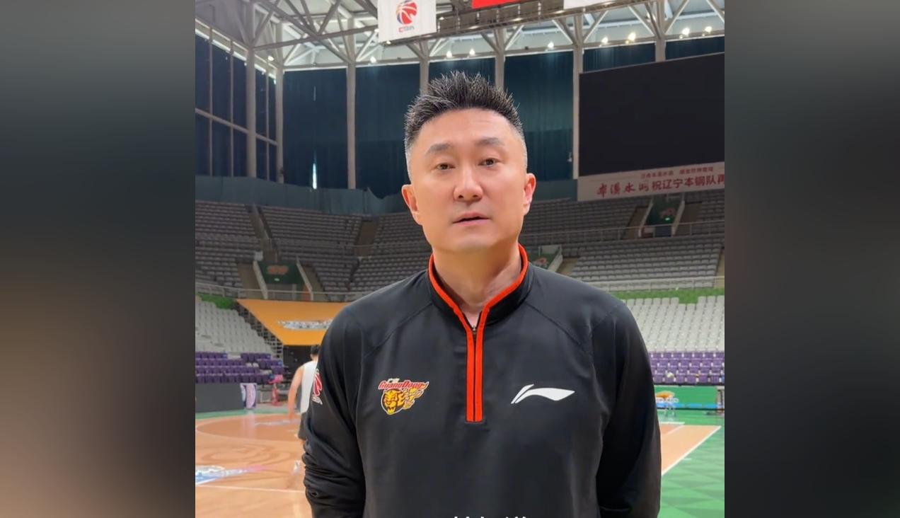 杜锋措手不及！据广东体育媒体人证实，广东男篮新任外籍主教练的薪水高达80万美
