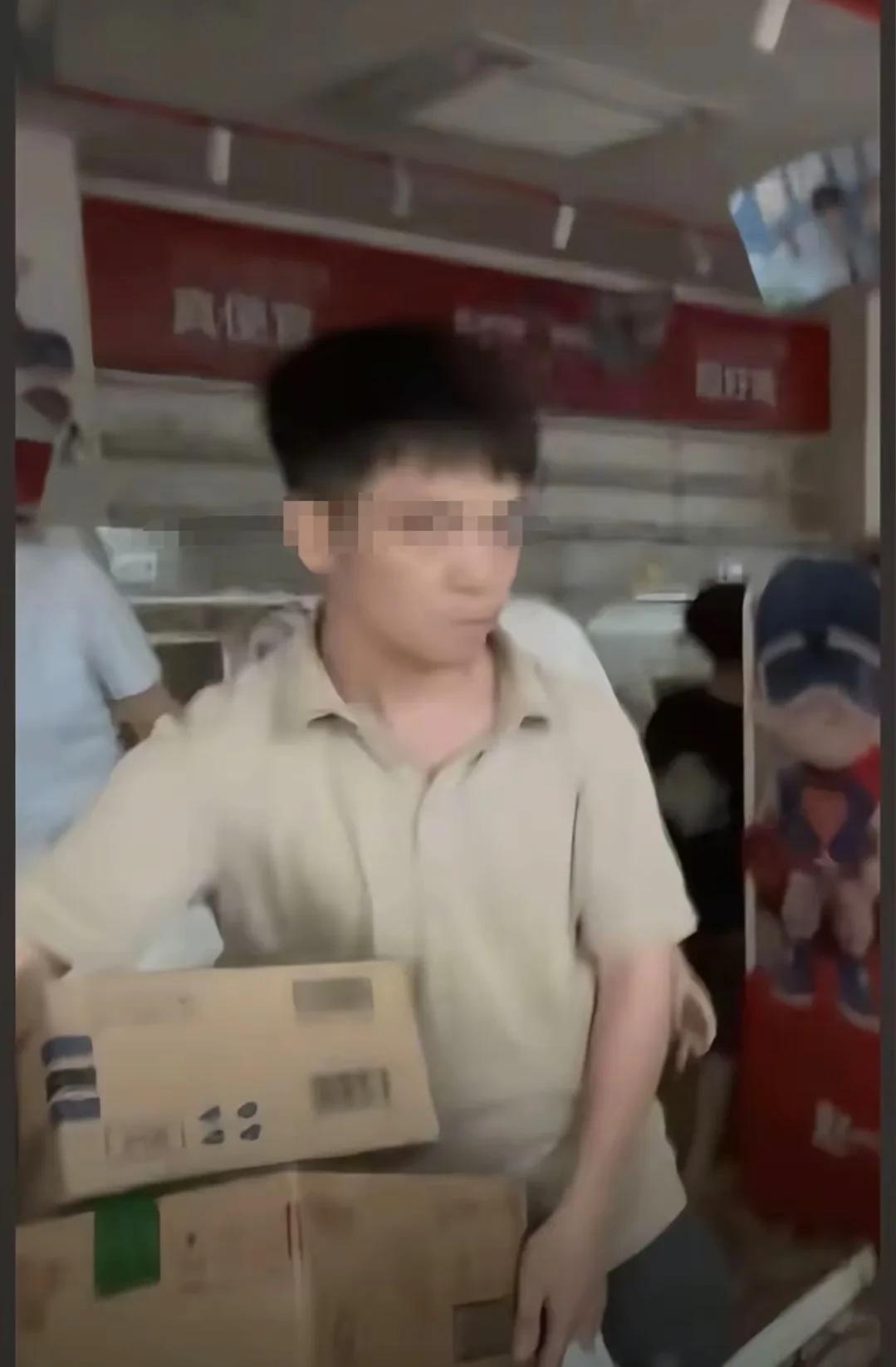 广东怀集发洪水，当地一家零食店被哄抢，天灾加上人祸，店主发声。近日，广东怀集，