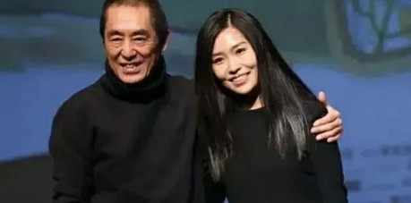 2006年，张艺谋的女儿张末和外国男友托维在洛杉矶结婚，作为见证人的张艺谋，一看