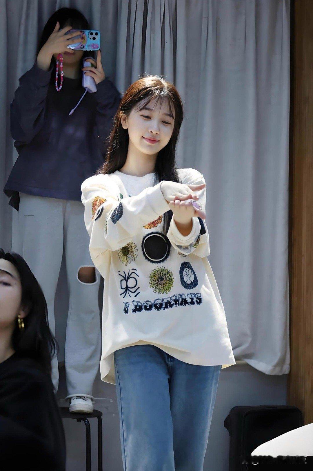 挖到虞书欣早期生图！没想到她还有这么清纯的一面，眉眼干净又灵动，反差感拉满！