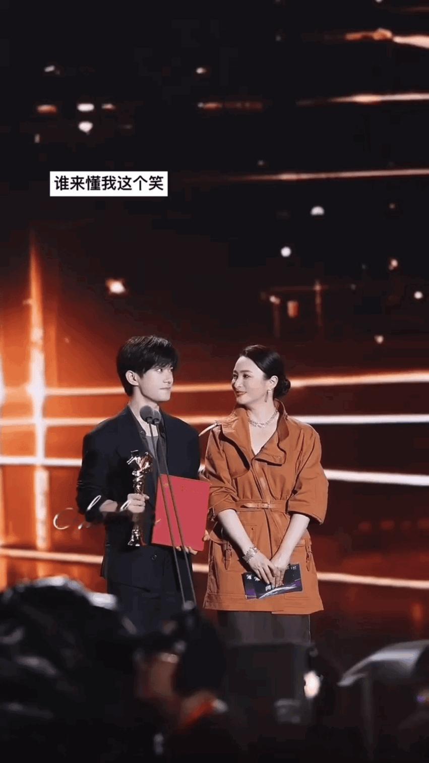 好喜欢易烊千玺和蒋勤勤的这个对视，是妈妈对儿子的宠溺，儿子对妈妈撒娇既视感！易