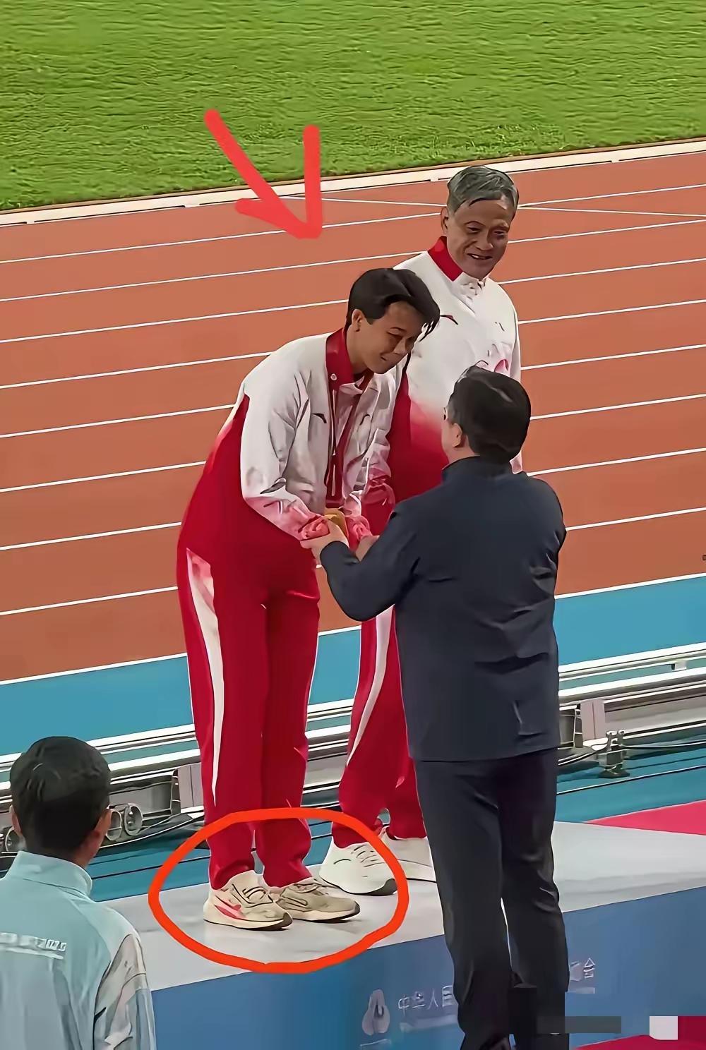 全运会跨栏赛场，刘景扬踩着“战功赫赫”的旧鞋夺冠！素面朝天配短发，无专属教练，备