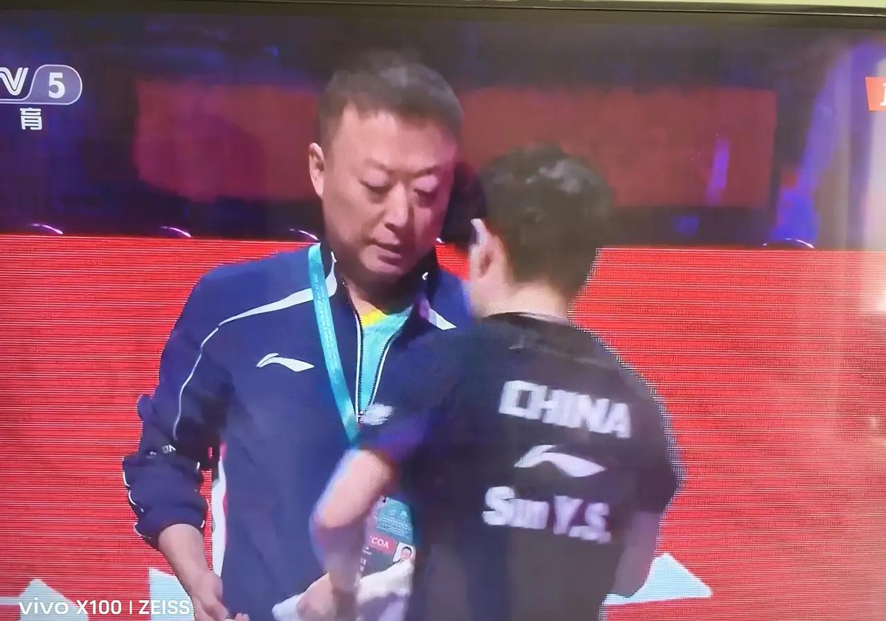 澳门世界杯女单半决赛正在紧张激烈的进行中，莎莎4一0温特已经提前晋级[赞][赞]