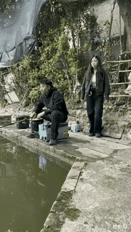 我看了好几遍，那个女士的超鱼网兜从哪里拿出来的呢？仿佛变魔术一般。