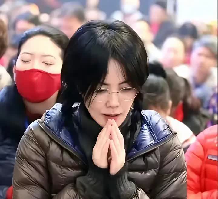 56岁王菲现身迪拜素食餐厅，看起来好瘦头发贴头皮，油乎乎的感觉，她如果不是天后走