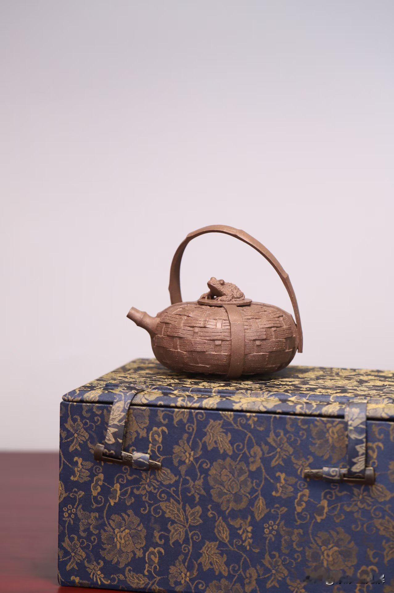 茶桌上聊紫砂：酸洗壶到底正不正常？前阵子，壶友老刘拿了一把新买的紫砂壶来找我，