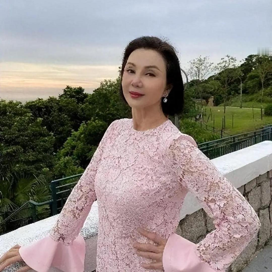 69岁谢玲玲的通透人生：不期待，才是顶级自愈真正清醒的女人，从不靠任何人救