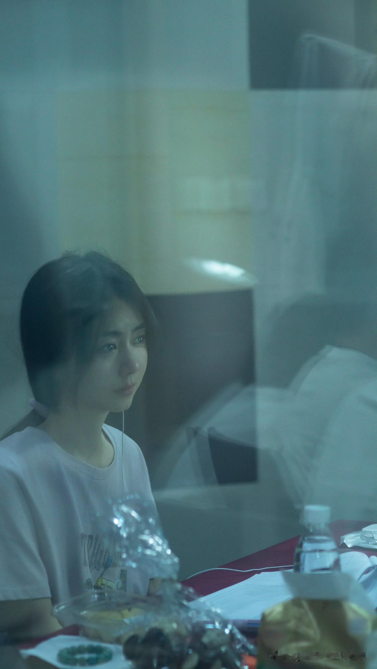 工作室曝光谭松韵录音棚落泪：配个音都能哭成这样，新角色到底有多虐？谭松韵工作