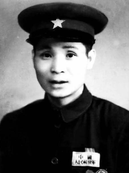 1950年的深秋，海军副司令员王宏坤奉命到武汉出差。在当地的一家小旅馆里，他无意