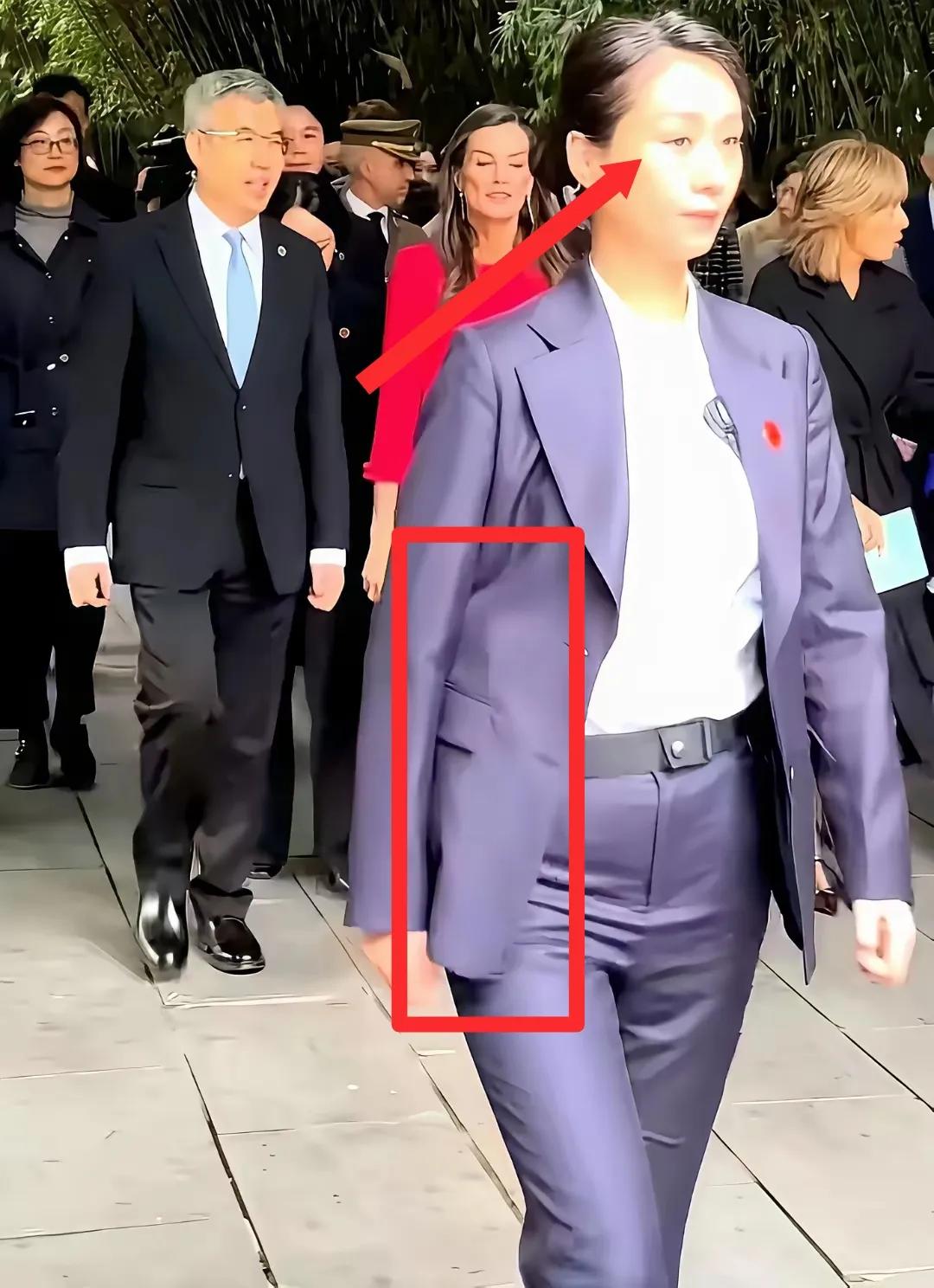西班牙王后访华，前排女保镖的“厚西服”藏着大玄机！谁没被这位女保镖圈粉？眼