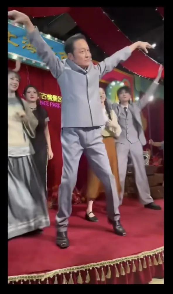 马景涛爷爷……这是打算要钱不要命了吗[无奈吐舌]。他又出现在某商演舞台上，还是C位，