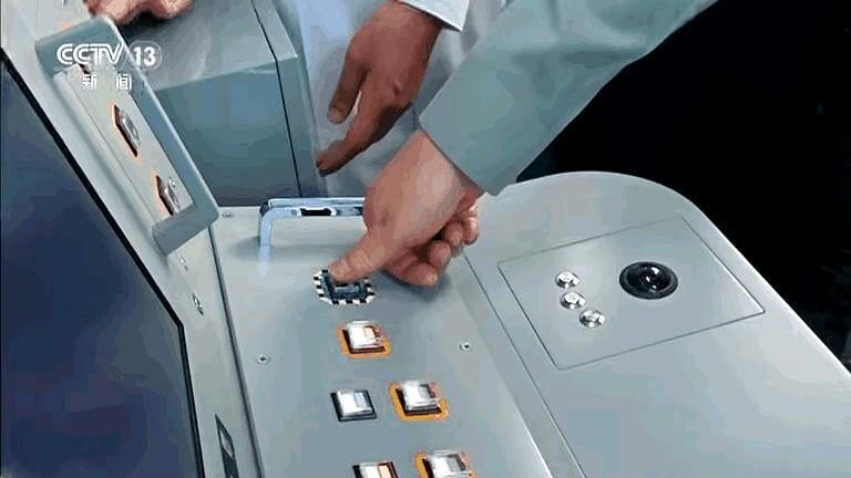 大大方方炫耀一把，中国电磁弹射是现在世界上唯一过了关的！还特意选了背景有旗子