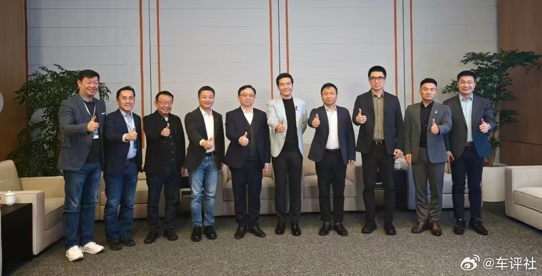 小米汽车又要开发布会了，雷军这次没着急放技术，而是先晒了一波朋友圈，目测大佬不少