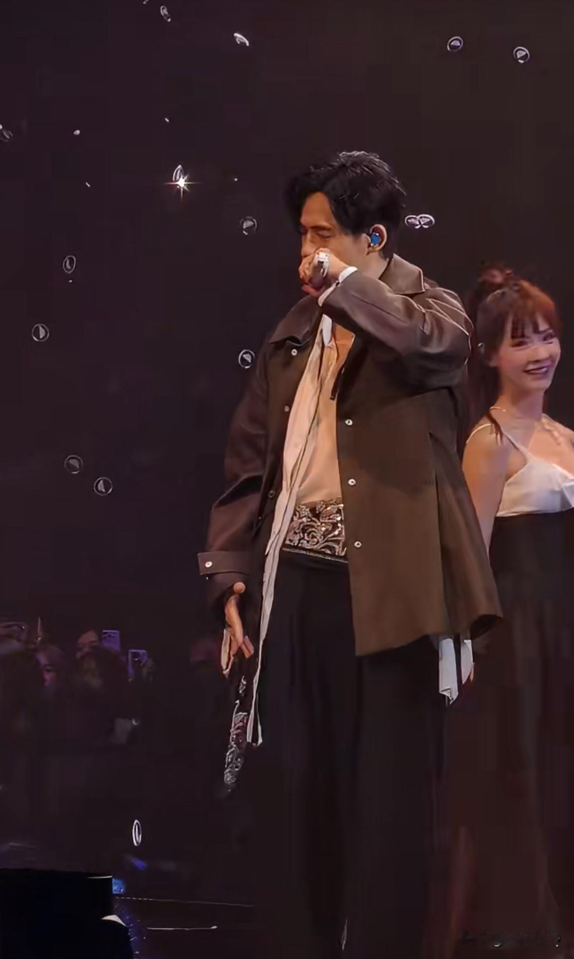 惊呆了，周渝民一改内敛形象，在F4演唱会上表现得十分外放，但油腻感十足。也许