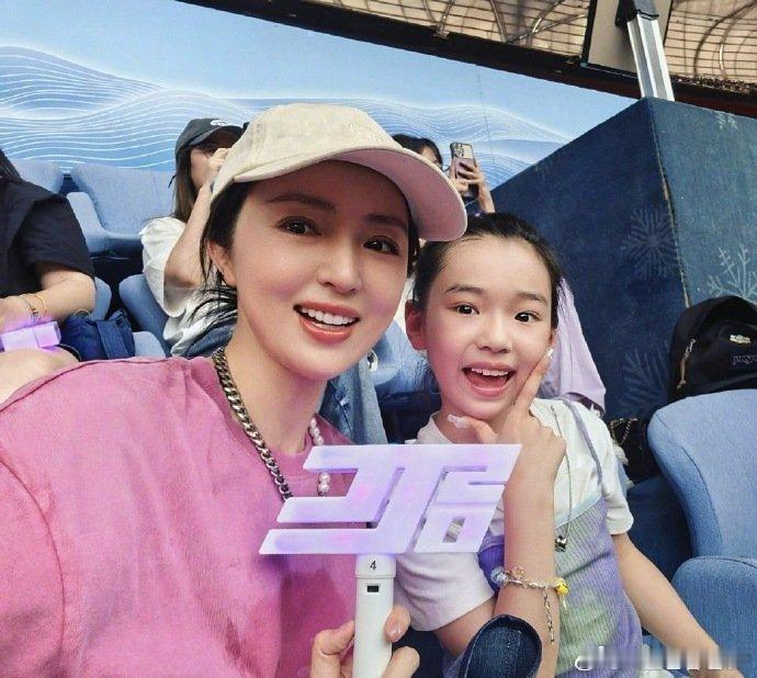 董璇女儿和管乐共用一张脸说小酒窝是管乐的“迷你版”没人反对吧？尤其是侧脸的轮廓