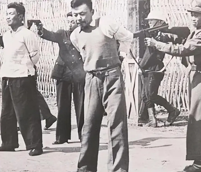 1941年，被枪毙的地下党宋更新死而复生，一路爬到弟弟家，对吓呆了的弟媳说：“快