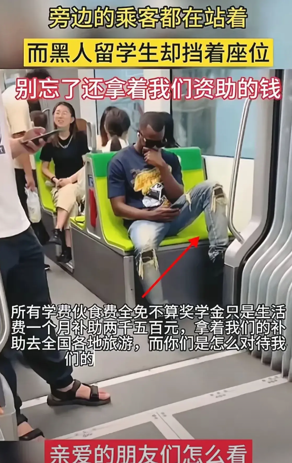 南京火车站这一幕让人看懵了！5月17日下午，一名外籍学生过安检时拒绝配合检查，